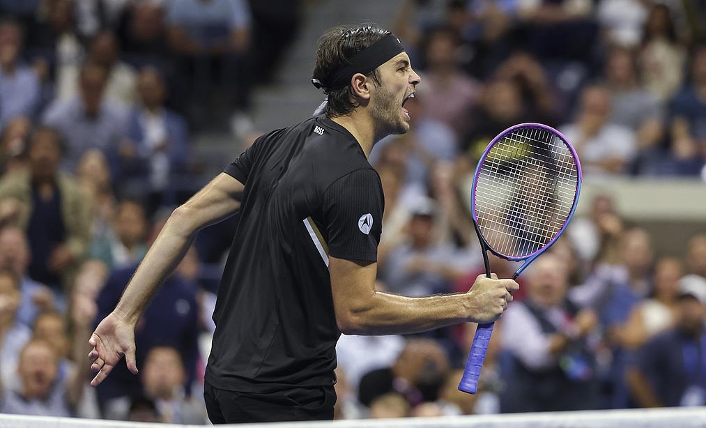 包含德约科维奇回归赛场，连败首场状态亮眼，勇士观众沸腾！的词条